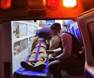 Luego de su rescate, el adulto mayor fue trasladado a bordo de una ambulancia a las instalaciones de la Cruz Roja. (EL SIGLO DE TORREÓN)
