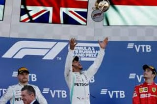 Lewis Hamilton tiene oportunidad de repetir con el campeonato este año. (ARCHIVO)