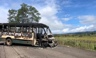 Un camión de pasajeros fue incendiado durante los enfrentamientos en Tocumbo, Michoacán. (AGENCIAS)