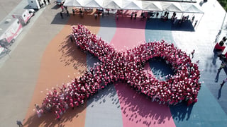 Cerca de 2 mil asistentes llegaron desde temprano a la explanada de la Plaza Mayor en Torreón para formar un 'lazo rosa humano'. (EMMANUEL AZUARA)