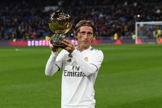 El croata Luka Modric rompió el año pasado con el duopolio que mantuvieron durante 10 años ambos astros en la consecución del premio. (ARCHIVO) 