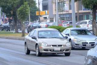 El gobernador Miguel Riquelme aseguró que ha disminuido el flujo de vehículos de procedencia extranjera que llegan a Coahuila. (ARCHIVO)