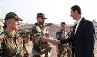 El presidente de Siria, Bashar al Assad, visitó hoy a las tropas desplegadas en las cercanías de la provincia de Idlib. (EFE)