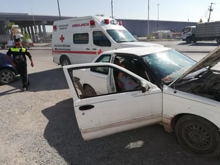 Elementos de la Dirección de Tránsito y Vialidad Municipal acudieron al lugar para auxiliar a la joven, mientras llegaban los paramédicos de la Cruz Roja.
(EL SIGLO DE TORREÓN)