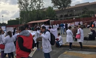 Los químicos del sector salud se encuentran desde hace horas en las afueras de San Lázaro, con cierres intermitentes de todos los accesos, por lo que sólo han dejado salir a algunos trabajadores y niños. (EL UNIVERSAL)