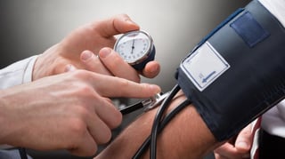 La toma durante la mañana ha sido la recomendación más común por parte de los médicos, 'basada en el objetivo engañoso' de reducir los niveles matutinos de presión arterial, agrega la nota. (ESPECIAL)