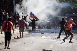 Sin líderes visibles en las manifestaciones, se registraron ataques en la capital chilena. (EFE)