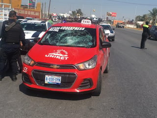 El menor de 13 años de edad fue arrollado por un vehículo Chevrolet Spark de color rojo, de la base de taxis UNIRET. (EL SIGLO DE TORREÓN)