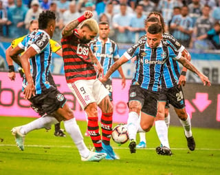 Flamengo y Porto igualaron a un tanto en el partido de ida. (EFE)