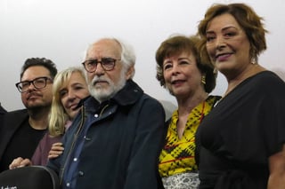Maduros. El director Arturo Ripstein, en el centro, su esposa y guionista Paz Alicia Garciadiego, segunda de la derecha, y la actriz Silvia Pasquel, a la derecha. (AP)