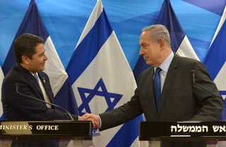 El presidente de Honduras, Juan Orlando Hernández (i), y el primer ministro de Israel, Benjamín Netanyahu, durante la inauguración de la oficina de Comercio y Cooperación en Israel en septiembre de este año, con la cual buscan fortalecer la relación entre los países. (EFE)