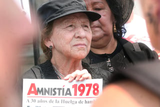 El 20 de noviembre de 1976, México vio por primera vez cómo una madre mexicana portaba sobre su pecho la foto de un hijo desaparecido frente a un presidente. (ARCHIVO)