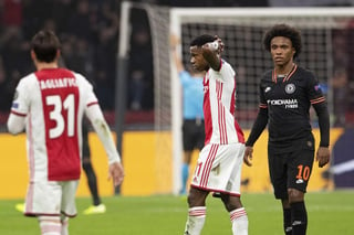 Ajax cae ante el Chelsea en duelo de Champions. (EFE)