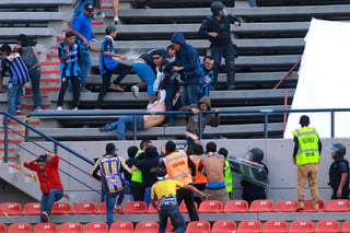 Durante el partid entre el Atlético San Luis y Querétaro, se dio un enfrentamiento entre las porras de ambos equipos. (ARCHIVO)