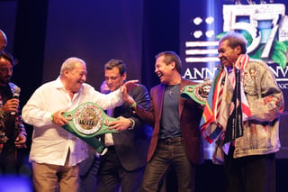 A los promotores se les entregó el cinturón verde por su gran trayectoria dentro del boxeo mundial. (ARCHIVO)
