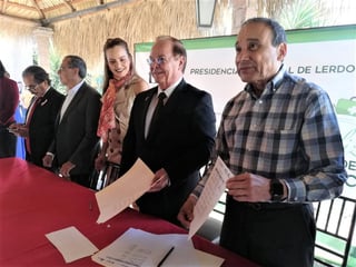 Roberto Bernal, secretario de Salud de Coahuila fue designado como presidente del Comité, mientras que como vicepresidente quedó el doctor Sergio González, secretario de Salud de Durango.
(EL SIGLO DE TORREÓN)