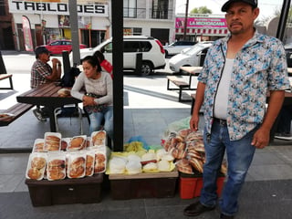 Comerciantes de Cuencamé venden pan de horno y otros productos frente al Palacio Federal. 