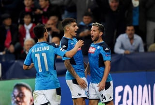 Dries Mertens (d) anotó dos goles en la victoria como visitante del Napoli 3-2 sobre el Salzburgo. (EFE)