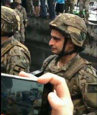 Un soldado libanés al borde del llanto ante los manifestantes. (ESPECIAL)