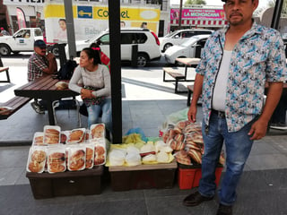 Diariamente la familia de José Saucedo viaja de Cuencamé a Torreón para vender sus productos. (VIRGINIA HERNÁNDEZ)