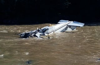 La avioneta se precipitó a tierra sobre un río que cruza el poblado de Las Juntas. (NOTIMEX)
