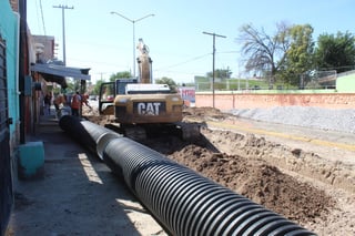 Ante la rotura del sistema de drenaje sobre el bulevar Adolfo López Mateos, se realizan trabajos de reparación. (EL SIGLO DE TORREÓN)