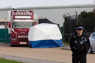 Ocho de las 39 personas halladas muertas el miércoles en un contenedor frigorífico en Essex, este de Inglaterra, son mujeres y 31 hombres, todos de nacionalidad china, informó hoy la Policía. (EFE)