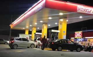 Automovilistas realizan largas filas en gasolineras de León ante el cierre del ducto León-Salamanca anunciado por Pemex; hecho que provocó que los consumidores expresaran su temor a un nuevo desabasto de combustible como el registrado en enero pasado. (ESPECIAL)