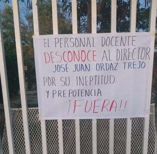 El director de la escuela primaria es José Juan Ordaz Trejo, quién este día no pudo ingresar al encontrarse con múltiples pancartas en su contra y una puerta que fue cerrada con candado. (EL SIGLO DE TORREÓN)

