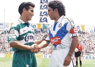 El partido entre Santos Laguna y Celaya, marcaría el fin de la carrera futbolística de Hugo Sánchez. (CORTESÍA)