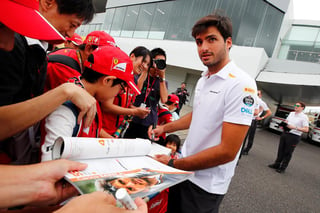 El español admitió una buena relación con el piloto mexicano Sergio Pérez, de Racing Point, con quien luego tiene salidas en Madrid. (ARCHIVO)