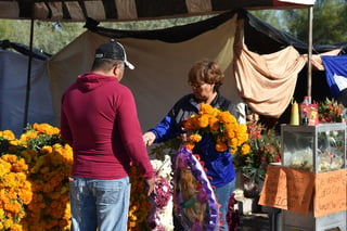 El sector de la venta de flores es el que espera mayores ventas durante el próximo Día de Muertos. (ARCHIVO)