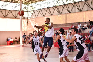 Laguneros y colombianos ofrecieron un buen espectáculo, en la disciplina del baloncesto. (ÉRICK SOTOMAYOR) 