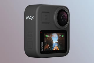 La GoPro MAX es un equipo de doble lente que, de acuerdo con la compañía, es como tener tres cámaras en una ya que puede utilizarse como una cámara Hero, una cámara 360° o para videoblogs gracias a su pantalla selfie. (ESPECIAL)