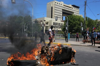 El Congreso Nacional de Chile, ubicado en la ciudad de Valparaíso, debió ser evacuado este viernes por precaución ante los disturbios que se registran en sus inmediaciones. (EFE)