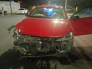 El fuerte impacto entre la camioneta y el auto provocó que la Hilux se volcara sobre su costado izquierdo dejando una huella de derrape de aproximadamente 10 metros.  (EL SIGLO DE TORREÓN)