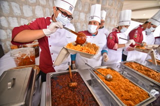 Ocho instituciones educativas, entre universidades y escuelas técnicas con la especialidad de Gastronomía, participaron en la elaboración de 320 kilos de carne más las diferentes sopas de la reliquia.