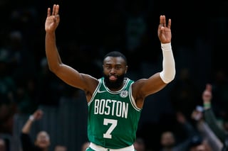 Jaylen Brown encestó 25 puntos y bajó 9 rebotes en la victoria de los Celtics 112-106 sobre los Raptors. (AP)