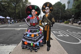 Desde muy temprano, puestos de maquillaje y comida, además de souvenirs relacionados con la tradición de Día de Muertos comenzaron a ambientar una de las principales avenidas de la capital del país. (EL UNIVERSAL)