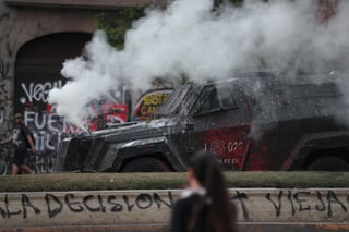 Un vehículo de la policía dispersa gas durante las protestas en Chile. (EFE)