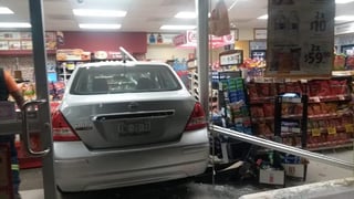 Un auto terminó dentro de una tienda de autoservicio en Torreón, del accidente no se reportaron lesionados únicamente daños materiales estimados en más de 50 mil pesos. (EL SIGLO DE TORREÓN)