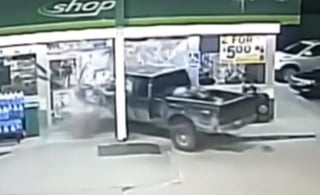 Conductor estrella su camioneta hasta el interior de una tienda y huye con la placa de su vehículo