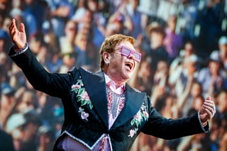 El cantante británico Elton John canceló un concierto que tenía programado en la ciudad estadounidense de Indianápolis a pocas horas del inicio programado de la actuación, por problemas de salud. (ARCHIVO)