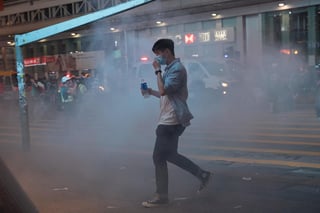 Los incidentes violentos volvieron este fin de semana a las calles de Hong Kong tras una concentración ilegal en apoyo a varios colectivos de la ciudad, que acabó siendo dispersada por la policía con gases lacrimógenos. (EFE)