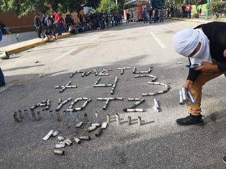 Los jóvenes exigen habilitación del internado, mayor presupuesto educativo, rechazan la Reforma Educativa y exigen la aparición con vida de los 43 estudiantes de Ayotzinapa. (ESPECIAL)