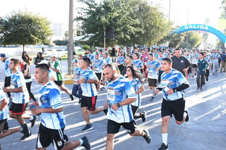 Centenares de corredores salieron a las calles para disputar la carrera del Día del Ministerio Público. (Fernando Compeán)
