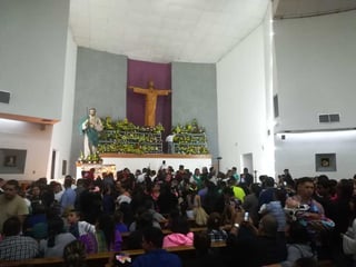 Devotos se congregan en la parroquia de San Judas Tadeo.