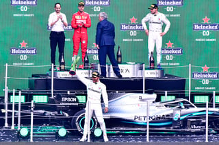 Lewis Hamilton levanta el trofeo que lo acredita como ganador del Gran Premio de México. (EFE)