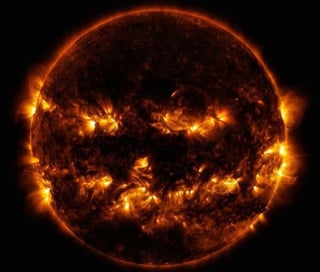 La NASA se unió a los festejos de Halloween al compartir una fotografía del Sol, en la que se asemeja a una calabaza. (ESPECIAL)