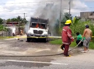 Un saldo de tres personas muertas provocó el contacto de un camión de recolección de basura del Ayuntamiento de Centro (Villahermosa) con un cable de alta tensión, a la altura del kilómetro 10 de la carretera hacia Frontera, reportaron autoridades. (ESPECIAL)